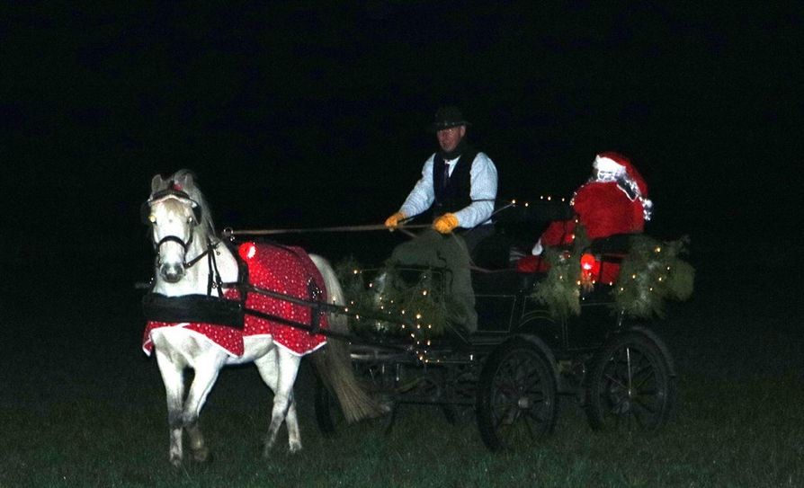Statt auf dem Torfkahn, kam der Weihnachtsmann in diesem Jahr mit Pferd und Kutsche angesaust, um noch letzte Weihnachtswünsche in Empfang zu nehmen und kleine Naschereien an die braven Erdenkinder zu verteilen.  Foto: im