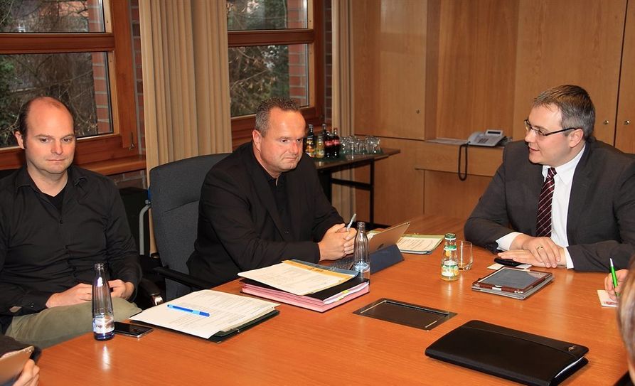 Marco Prietz (r.) freute sich als Vorsitzender der Gesellschafterversammlung über die positive Bilanz der N&amp;E-GmbH, vorgetragen von Benjamin Bünning (l.) und Sascha Doege.  Foto: ls