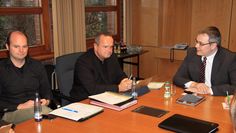 Marco Prietz (r.) freute sich als Vorsitzender der Gesellschafterversammlung über die positive Bilanz der N&amp;E-GmbH, vorgetragen von Benjamin Bünning (l.) und Sascha Doege.  Foto: ls