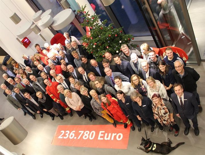 Über 236.000 Euro konnte die Sparkasse Rotenburg-Osterholz im zweiten Halbjahr an rund 200 Vereine und Institutionen ausschütten. Vertreter der geförderten Projekte kamen zur symbolischen Übergabe in die Hauptstelle der Sparkasse nach Zeven.  Foto: ue