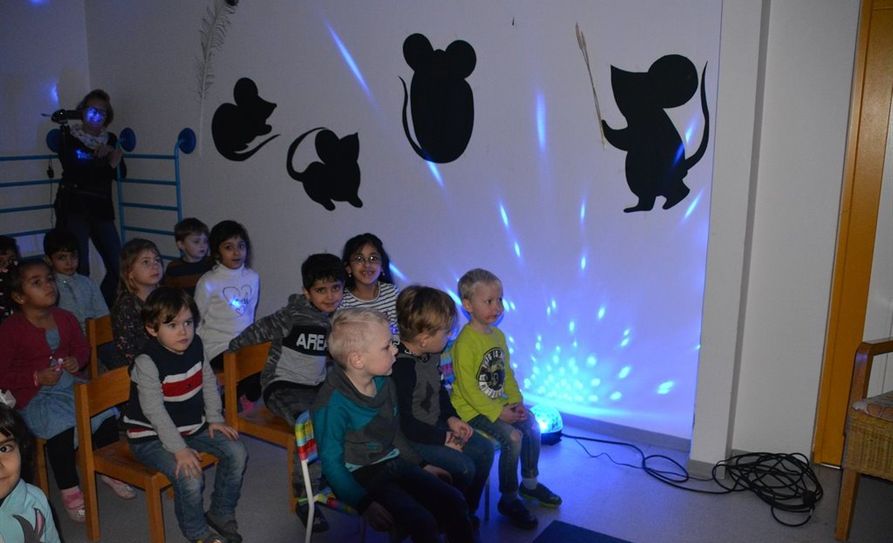 Mit großen Augen verfolgten die Kinder die Geschehnisse im Schattentheater. Foto: uml