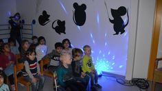 Mit großen Augen verfolgten die Kinder die Geschehnisse im Schattentheater. Foto: uml