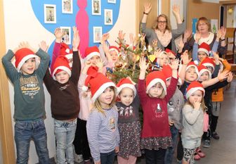 Weihnachten ist nicht mehr weit: Mit vielen Aktionen haben sich die Kinder des Deinstedter Kindergartens, hier zusammen mit Kindergartenleiterin Andrea Böckmann und Mitarbeiterin Anja Schröder (v.l.), seit November auf das Fest vorbereitet.  Foto: ue