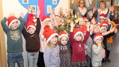 Weihnachten ist nicht mehr weit: Mit vielen Aktionen haben sich die Kinder des Deinstedter Kindergartens, hier zusammen mit Kindergartenleiterin Andrea Böckmann und Mitarbeiterin Anja Schröder (v.l.), seit November auf das Fest vorbereitet.  Foto: ue