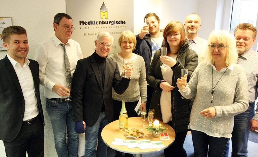Mit alkoholfreiem Sekt wurde auf die Gewinner angestoßen: Julian Jacob aus der Bezirksdirektion der Versicherungsgruppe, Ralf Koberg, Jürgen Linke (beide Mecklenburgische), die Gewinner Marion Gerdes, Wolfgang Wüsthof, Tania Müller, Detlef Scharnweber (Mecklenburgische), Gewinnerin Karola Binder und Gerd Knispel (Mecklenburgische).  Foto: ek