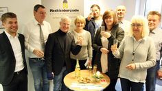 Mit alkoholfreiem Sekt wurde auf die Gewinner angestoßen: Julian Jacob aus der Bezirksdirektion der Versicherungsgruppe, Ralf Koberg, Jürgen Linke (beide Mecklenburgische), die Gewinner Marion Gerdes, Wolfgang Wüsthof, Tania Müller, Detlef Scharnweber (Mecklenburgische), Gewinnerin Karola Binder und Gerd Knispel (Mecklenburgische).  Foto: ek