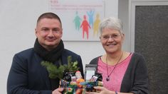 Christof von Schroetter übergab die Spende von 2.500 Euro und einen kleinen Präsentkorb an Dagmar Terbeck-Paul von der KIBS.  Foto: jm