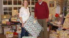 Monika und Klaus Ulbrich führten die Sterntaleraktion zum sechsten Mal durch und übergaben am 20. Dezember im Conrad Naber-Haus der Bürgerstiftung die Geschenke an die Eltern der beschenkten Kinder. Foto: mr
