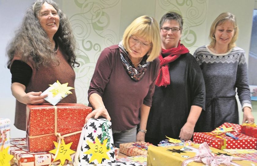 Diakonin Kerstin Tönjes, Marlies Knecht und Chris Haake, beide Ehrenamtliche im Team, und Evelin Meyer vom Bündnis „Familienfreundliches Grasberg“ (von links) freuen sich über die vielen liebevoll verpackten Geschenke.  Foto: ui