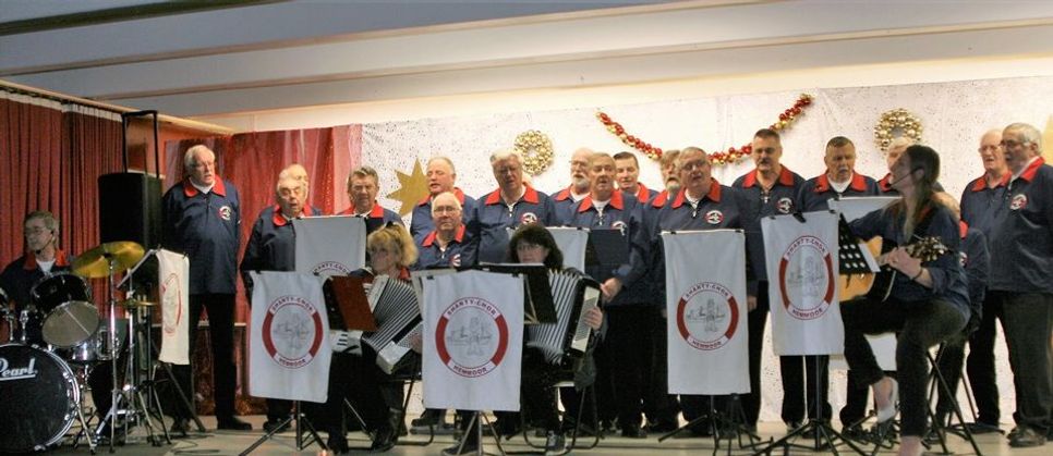 Die Hemmoorer Shantysänger begeisterten mit einem maritim-weihnachtlichen Repertoire.  Foto: sla