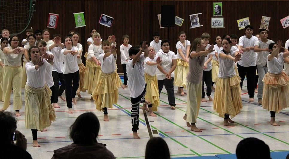 Die Aufführung war für alle ein spannender Moment und dafür haben die Schüler/innen des Lernhauses gemeinsam mit dem Tanzensemble „de loopers“ eine Choreografie einstudiert.  Foto: eb