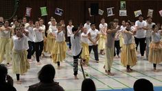 Die Aufführung war für alle ein spannender Moment und dafür haben die Schüler/innen des Lernhauses gemeinsam mit dem Tanzensemble „de loopers“ eine Choreografie einstudiert.  Foto: eb