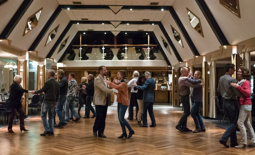 Die Tanzpaare des Vereins Foxtroddels e.V. bei einem Übungsabend im Grasberger Hof - Wer Interesse hat, kann sich ab dem 20. Januar 2019 als Anfängerpaar anmelden. Foto: eb