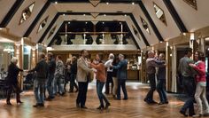 Die Tanzpaare des Vereins Foxtroddels e.V. bei einem Übungsabend im Grasberger Hof - Wer Interesse hat, kann sich ab dem 20. Januar 2019 als Anfängerpaar anmelden.  Foto: eb
