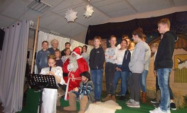 Kiara Peters spielte auch für den Weihnachtsmann ein Stück auf ihrer Blockflöte. Foto: dcl