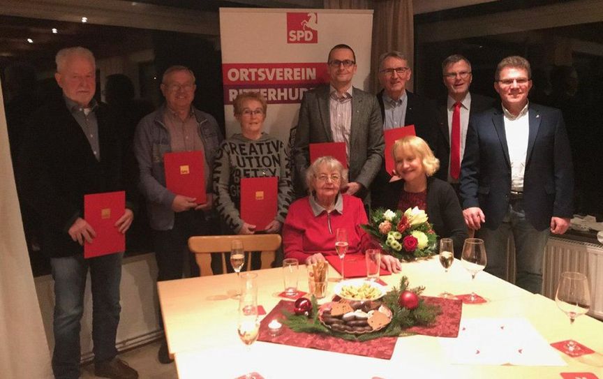 Urkunden bekamen (v.l.n.r.): Dieter Hoese (50 Jahre), Alfred Preuss (50 Jahre), Gudrun Preuss (50 Jahre), Ursula Myschker (50 Jahre), Dirk Oesten (25 Jahre) und Jörg Fitzer (50 Jahre).  Foto: eb