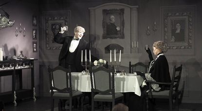 Mit einem liebevoll und detailgetreuen Bühnenbild wird der Zuschauer vom Theaterstuhl gefühlt direkt auf die heimische Couch vor den Fernseher katapultiert. Foto: mr