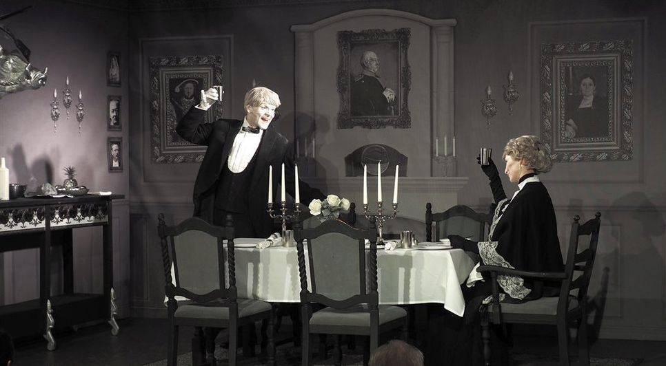 Mit einem liebevoll und detailgetreuen Bühnenbild wird der Zuschauer vom Theaterstuhl gefühlt direkt auf die heimische Couch vor den Fernseher katapultiert. Foto: mr