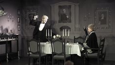 Mit einem liebevoll und detailgetreuen Bühnenbild wird der Zuschauer vom Theaterstuhl gefühlt direkt auf die heimische Couch vor den Fernseher katapultiert.  Foto: mr