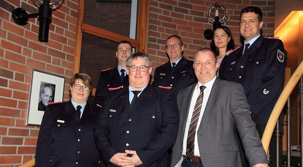 Gruppenfoto mit den Urkundenempfängern der Freiwilligen Feuerwehren Bremervörde und Hesedorf sowie Bürgermeister Detlev Fischer (vorn rechts) und stellvertretende Fachbereichsleiterin Yvonne Jonda (hinten).  Foto: ls