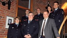 Gruppenfoto mit den Urkundenempfängern der Freiwilligen Feuerwehren Bremervörde und Hesedorf sowie Bürgermeister Detlev Fischer (vorn rechts) und stellvertretende Fachbereichsleiterin Yvonne Jonda (hinten).  Foto: ls