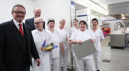 Eigentlich immer gute Laune in der Krankenhausküche: Landrat Bernd Lütjen zollte Respekt für die Arbeit über die Feiertage auch für die Mitarbeiter von Krankenhausleiter Klaus Vagt (hinten): Winfried Braun, Melanie Gotthold, Petra Beyer, Tanja Prigge, Anja Seidel und Anja Brasas.  Foto: ek