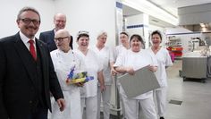 Eigentlich immer gute Laune in der Krankenhausküche: Landrat Bernd Lütjen zollte Respekt für die Arbeit über die Feiertage auch für die Mitarbeiter von Krankenhausleiter Klaus Vagt (hinten): Winfried Braun, Melanie Gotthold, Petra Beyer, Tanja Prigge, Anja Seidel und Anja Brasas.  Foto: ek