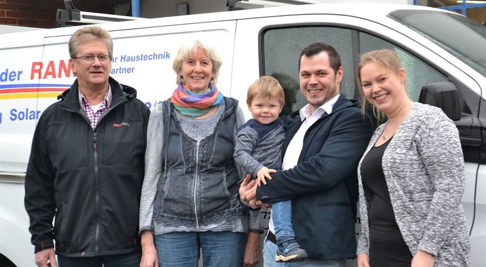 Helmut und Brigitte Ranke (links) übergeben die Firma an Dennis Holz (auf dem Foto mit seiner Frau Lena und Söhnchen Marlon).  Foto: ui