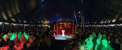 Im festlichen Zirkuszelt genießen die Gäste ihr Essen und eine atembraubende Zikrusshow. Fotos: eb