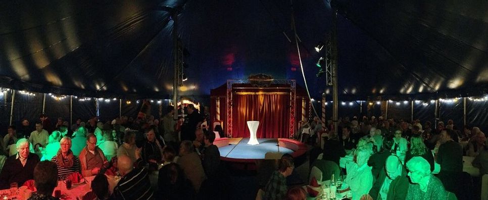 Im festlichen Zirkuszelt genießen die Gäste ihr Essen und eine atembraubende Zikrusshow. Fotos: eb