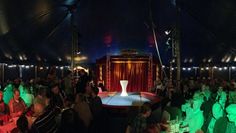 Im festlichen Zirkuszelt genießen die Gäste ihr Essen und eine atembraubende Zikrusshow. Fotos: eb