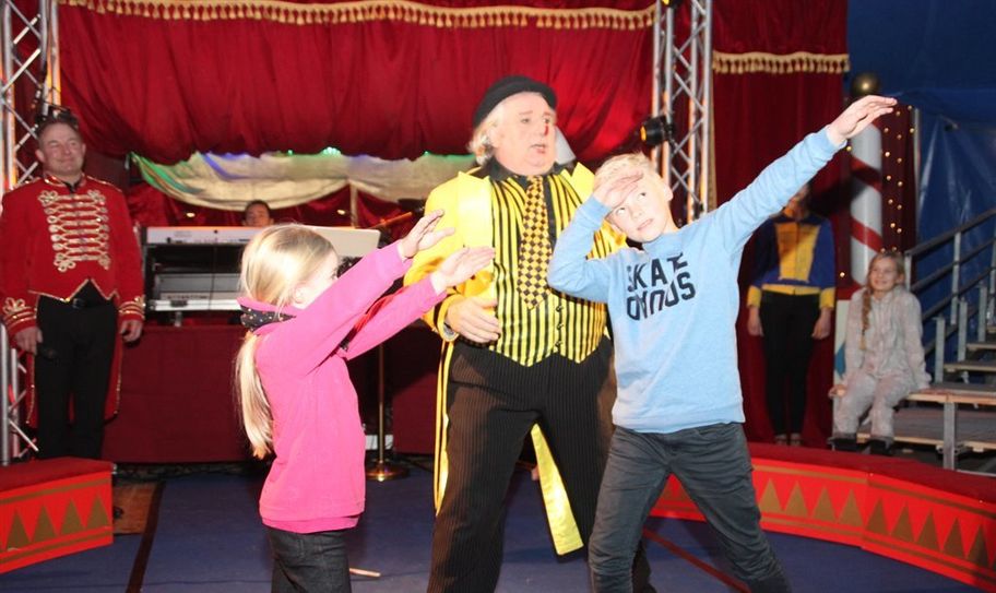 Während Miss Viola einen Tanz auf dem Drahtseil absolvierte, stand bei Clown David Conyot der Spaß an erster Stelle. Fotos: im