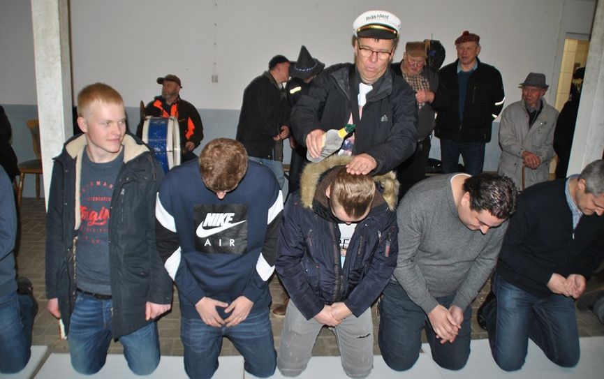 Kniend warten die acht Täuflinge auf das was kommen mag - eine klare Sache in Hollen. Foto: uml