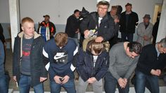 Kniend warten die acht Täuflinge auf das was kommen mag - eine klare Sache in Hollen. Foto: uml