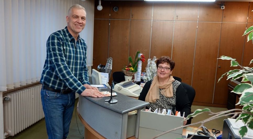 In Kirchwistedt verabschiedete sich RWG-Geschäftsführer Ingo Busch von Elke Dammann. Nach der Fusion mit der Raiffeisen-Warengenossenschaft Lunestedt werden die Kassenräume in Büroräume umgewandelt. Foto: khe