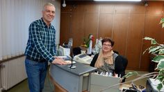 In Kirchwistedt verabschiedete sich RWG-Geschäftsführer Ingo Busch von Elke Dammann. Nach der Fusion mit der Raiffeisen-Warengenossenschaft Lunestedt werden die Kassenräume in Büroräume umgewandelt. Foto: khe
