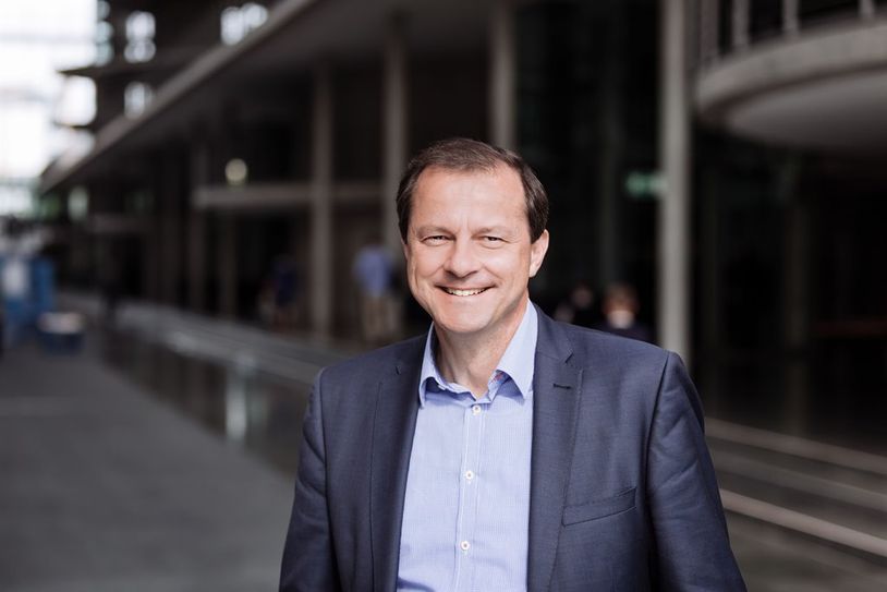 Bundestagsabgeordneter Oliver Grundmann informiert den Jugendmedienworkshop im Deutschen Bundestag. Foto: eb