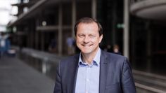 Bundestagsabgeordneter Oliver Grundmann informiert den Jugendmedienworkshop im Deutschen Bundestag. Foto: eb