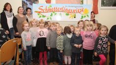 25 Kinder im Alter von drei bis sechs Jahren besuchen zurzeit die evangelische Kindertagesstätte „Schmetterlingswiese.“ Stolz zeigen sie ihr neues Hausschild, das vor dem Eingang der Kita angebracht wird. Foto: im