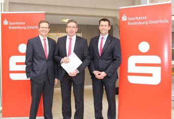 Der Vorstand der Sparkasse Rotenburg Osterholz Stefan Kalt, Ulrich Messerschmidt und Thorben Prenntzell (von links) präsentierte ein Jahr nach der vollzogenen Fusion ein gutes, wenn auch nicht vollumfänglich zufriedenstellendes Jahresergebnis.  Foto: ue