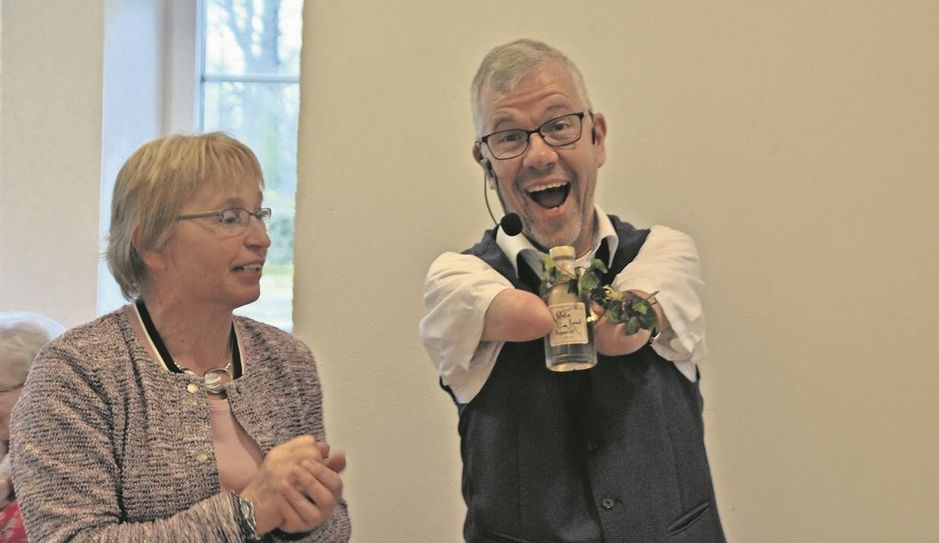 Der Theologe Rainer Schmidt geht humorvoll mit seinem Handicap um und referierte zum Thema „Lieber Arm ab, als arm dran“.  Foto: uml