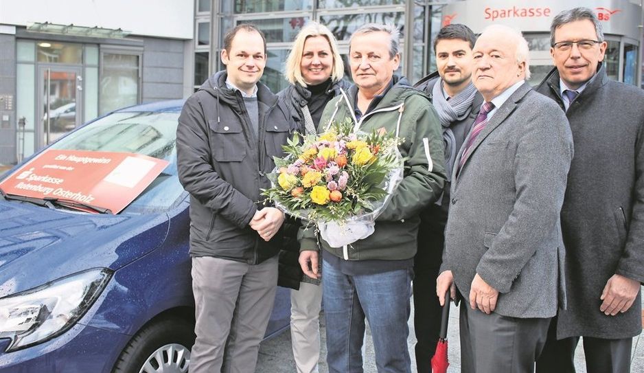 Der blaue Opel hat nun den Besitzer gewechselt und bei der aktuellen Wetterlage stellten alle fest: „Gut, dass es kein Cabrio ist.“ Von links: Stefan Molkentin (Organisator Klosterholz-Tombola), Anja Kalski (1. Vorsitzende Klosterholz-Tombola), Hauptgewinner Horst Oldenbüttel aus Lesum, Thomas Schwab (Verkaufsleiter Opel Meyer), Hinrich Breden (Kassenwart Klosterholz-Tombola) und Ulrich Messerschmidt (Vorstandsvorsitzender Sparkasse).  Foto: jgir