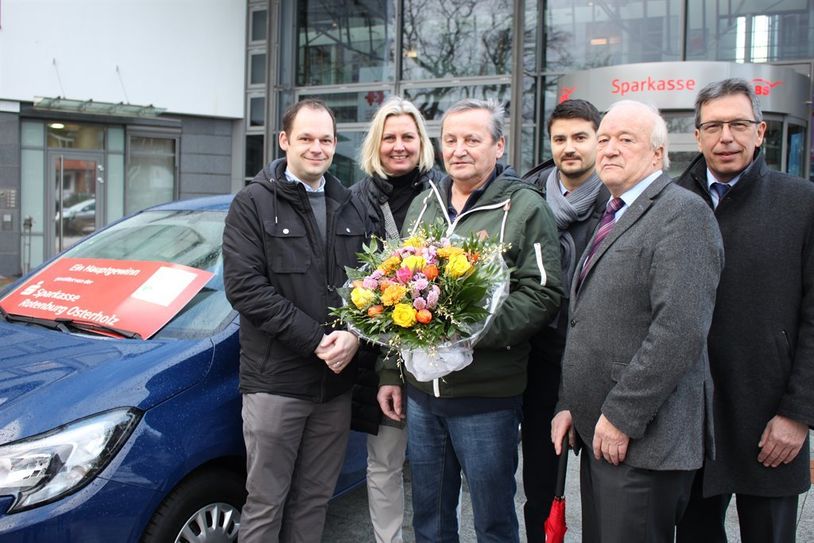 Der blaue Opel hat nun den Besitzer gewechselt und bei der aktuellen Wetterlage stellten alle fest: „Gut, dass es kein Cabrio ist.“ Von links: Stefan Molkentin (Organisator Klosterholz-Tombola), Anja Kalski (1. Vorsitzende Klosterholz-Tombola), Hauptgewinner Horst Oldenbüttel aus Lesum, Thomas Schwab (Verkaufsleiter Opel Meyer), Hinrich Breden (Kassenwart Klosterholz-Tombola) und Ulrich Messerschmidt (Vorstandsvorsitzender Sparkasse).  Foto: jgir