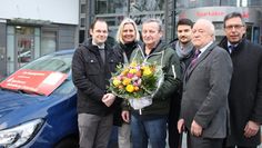 Der blaue Opel hat nun den Besitzer gewechselt und bei der aktuellen Wetterlage stellten alle fest: „Gut, dass es kein Cabrio ist.“ Von links: Stefan Molkentin (Organisator Klosterholz-Tombola), Anja Kalski (1. Vorsitzende Klosterholz-Tombola), Hauptgewinner Horst Oldenbüttel aus Lesum, Thomas Schwab (Verkaufsleiter Opel Meyer), Hinrich Breden (Kassenwart Klosterholz-Tombola) und Ulrich Messerschmidt (Vorstandsvorsitzender Sparkasse).  Foto: jgir