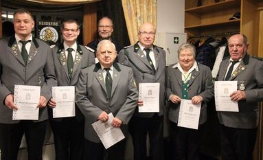 Geehrt für langjährige Mitgliedschaft: v.l. Mario Bornemann, André Bornemann, Eugen Pusch (vorne), Heinz Pape, Werner Otten, Elke Lindemann, Oskar Bender. Foto: eb