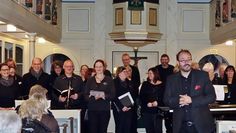 Es gab stehende Ovationen und Applaus vom Publikum. Chorleiter Thomas Rogalla (vorne ) bedankt sich.  Foto: khe