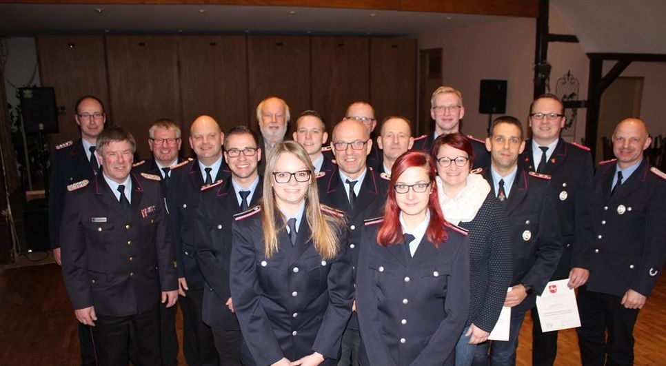 Die beförderten, geehrten und neuen Mitglieder der Ortsfeuerwehr mit den Ehrengästen und Ortsbrandmeister Frank Katt (r.) und seinem Stellvertreter Julian Meyer (hinten links). Foto: eb