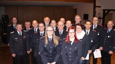 Die beförderten, geehrten und neuen Mitglieder der Ortsfeuerwehr mit den Ehrengästen und Ortsbrandmeister Frank Katt (r.) und seinem Stellvertreter Julian Meyer (hinten links). Foto: eb