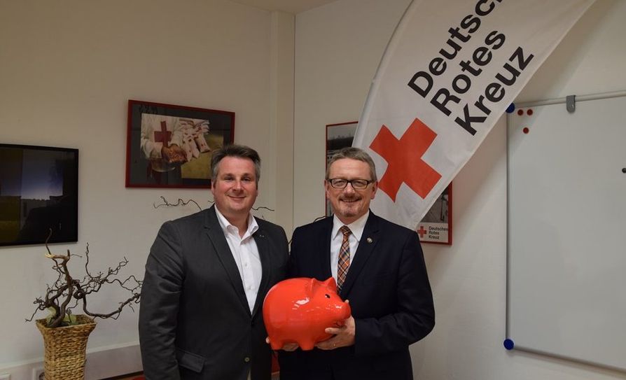 Freuten sich gemeinsam über ein gutes Ergebnis zum Abschluss der Spendentour des Landrates zugunsten der Stammzellspenderdatei: Patrick Grotheer vom DRK und Landrat Bernd Lütjen. Foto: eb