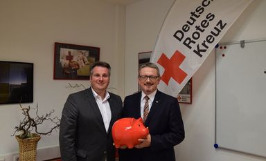 Freuten sich gemeinsam über ein gutes Ergebnis zum Abschluss der Spendentour des Landrates zugunsten der Stammzellspenderdatei: Patrick Grotheer vom DRK und Landrat Bernd Lütjen. Foto: eb